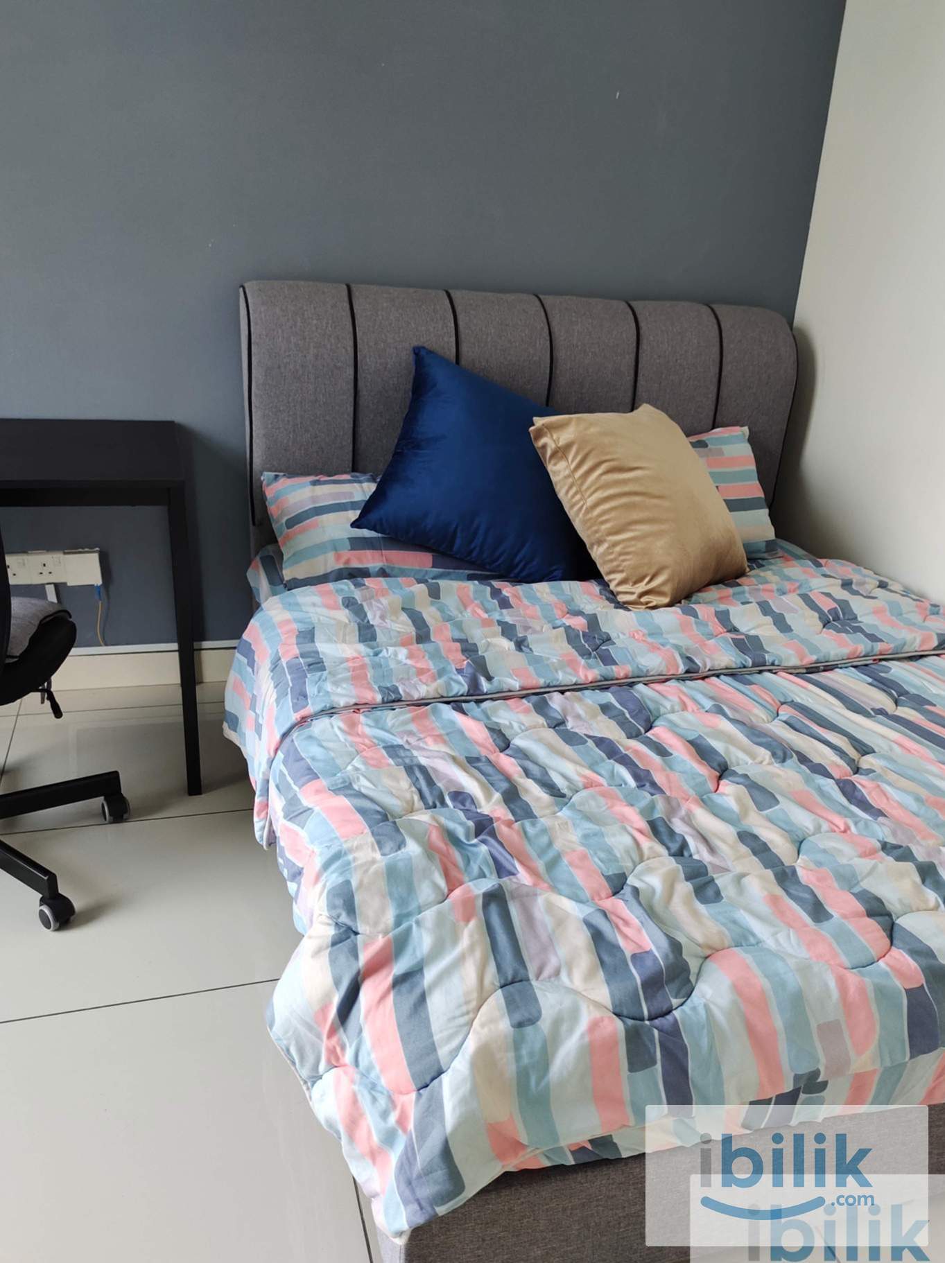 Middle Room with Queen Size Bed - Image 1