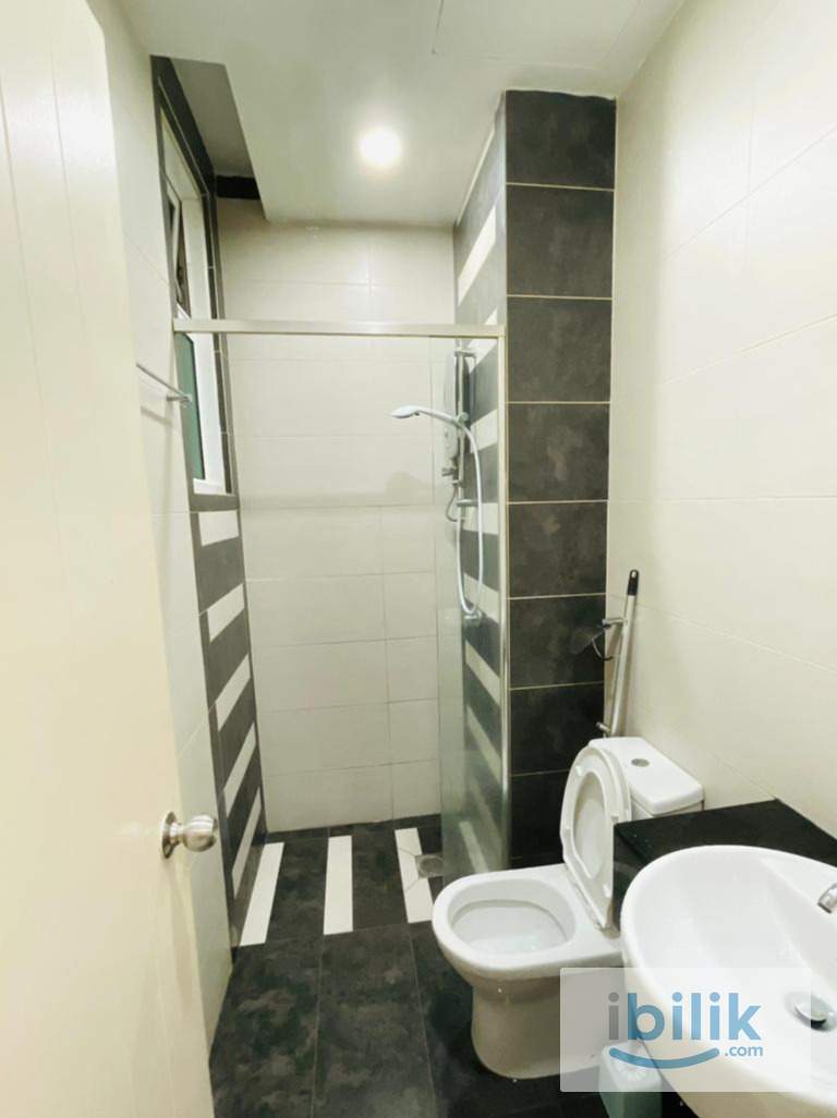 Big Middle aircond Room with Queen Size Bed - Image 3