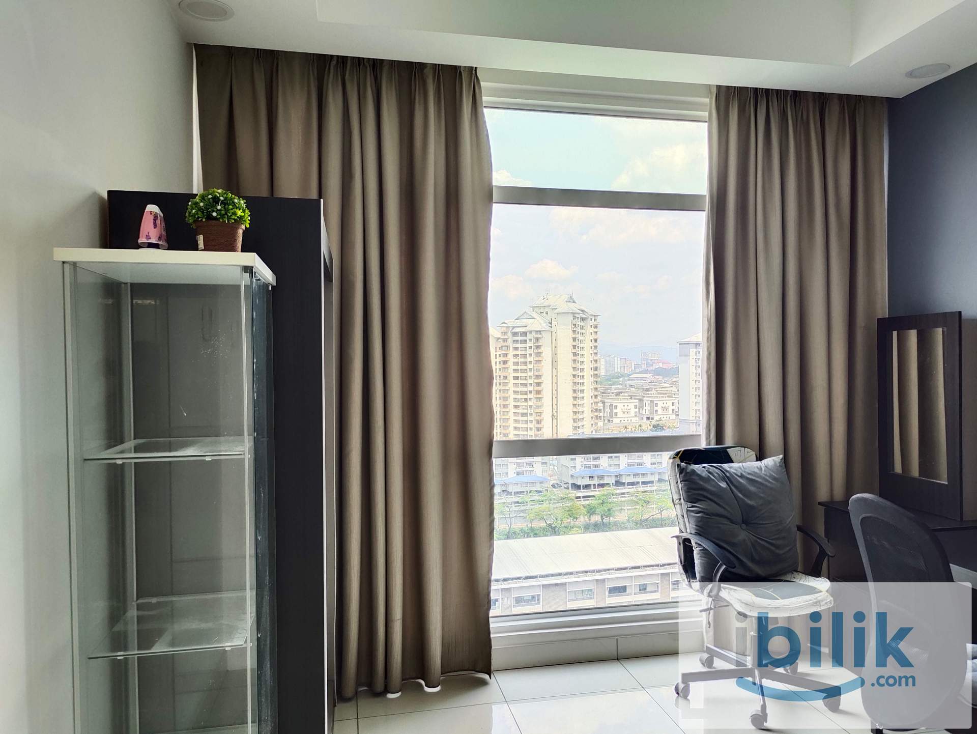 Queen Bed Big Middle Room 大间中房包水电网 有阳光！ - Image 1