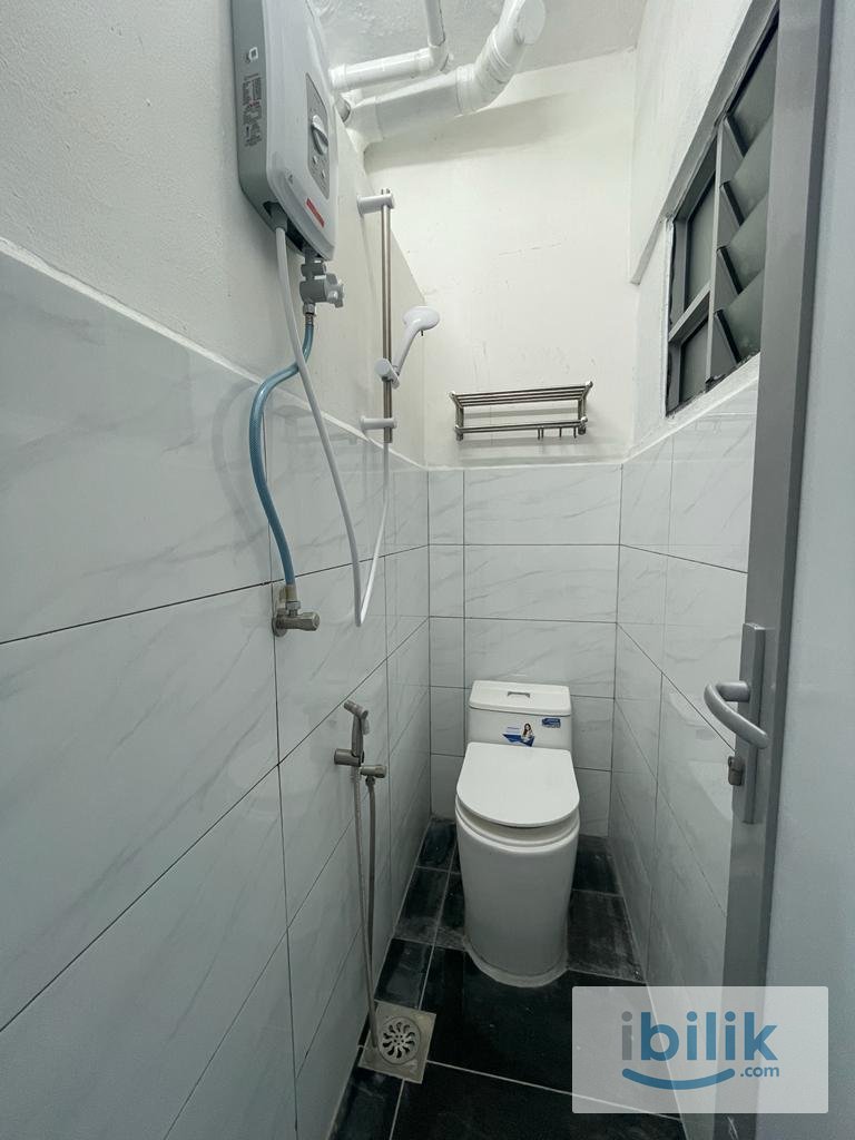 Clean Middle Room with aircond at Kota Permai, Bukit Mertajam, Seberang Perai (Shop Lot Unit) - Image 2