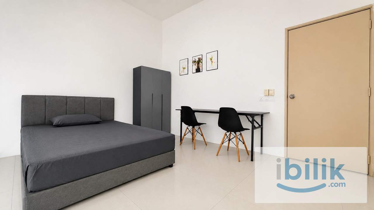 Cozy Large Master Room at Carnation Villa, Bukit Minyak - Image 3