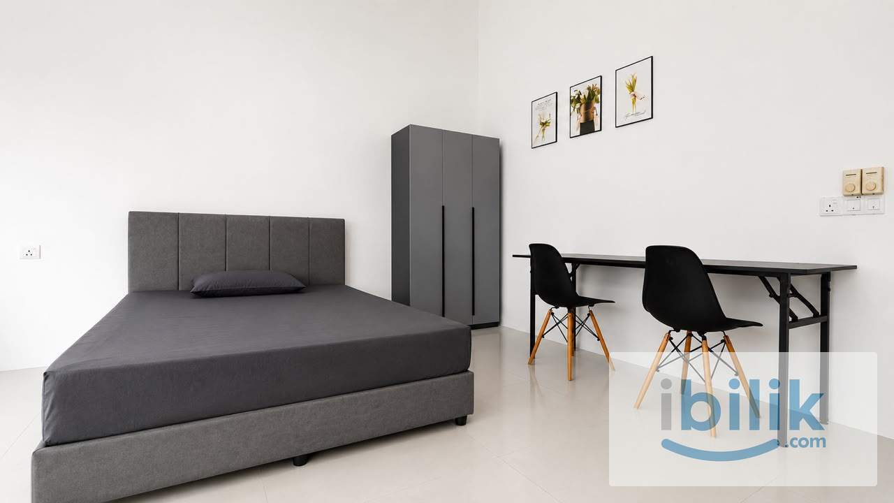 Cozy Large Master Room at Carnation Villa, Bukit Minyak - Image 4