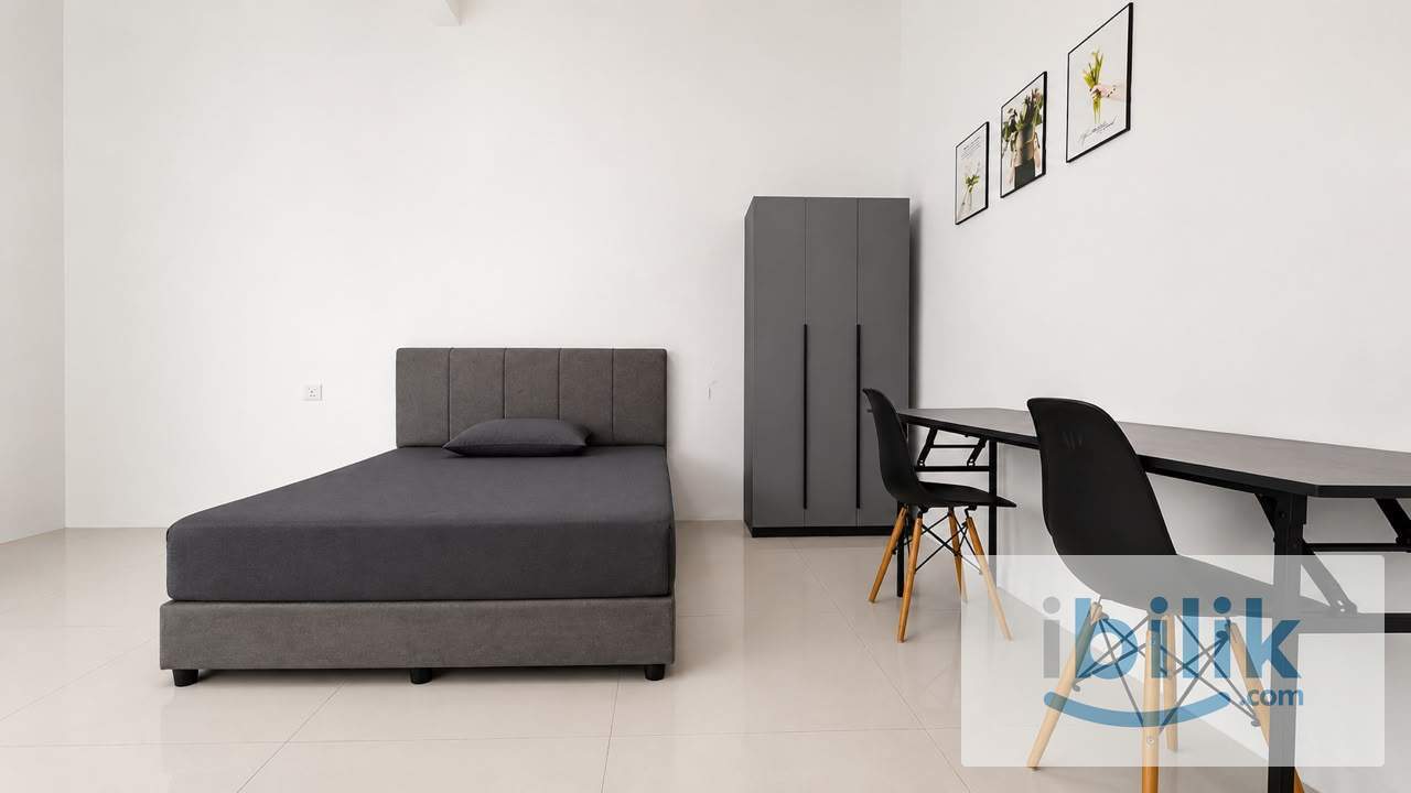 Cozy Large Master Room at Carnation Villa, Bukit Minyak - Image 1
