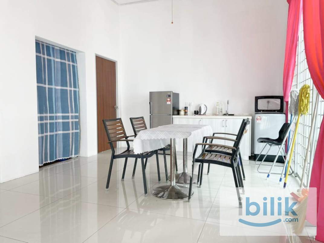 Cozy Large Master Room at Carnation Villa, Bukit Minyak - Image 9