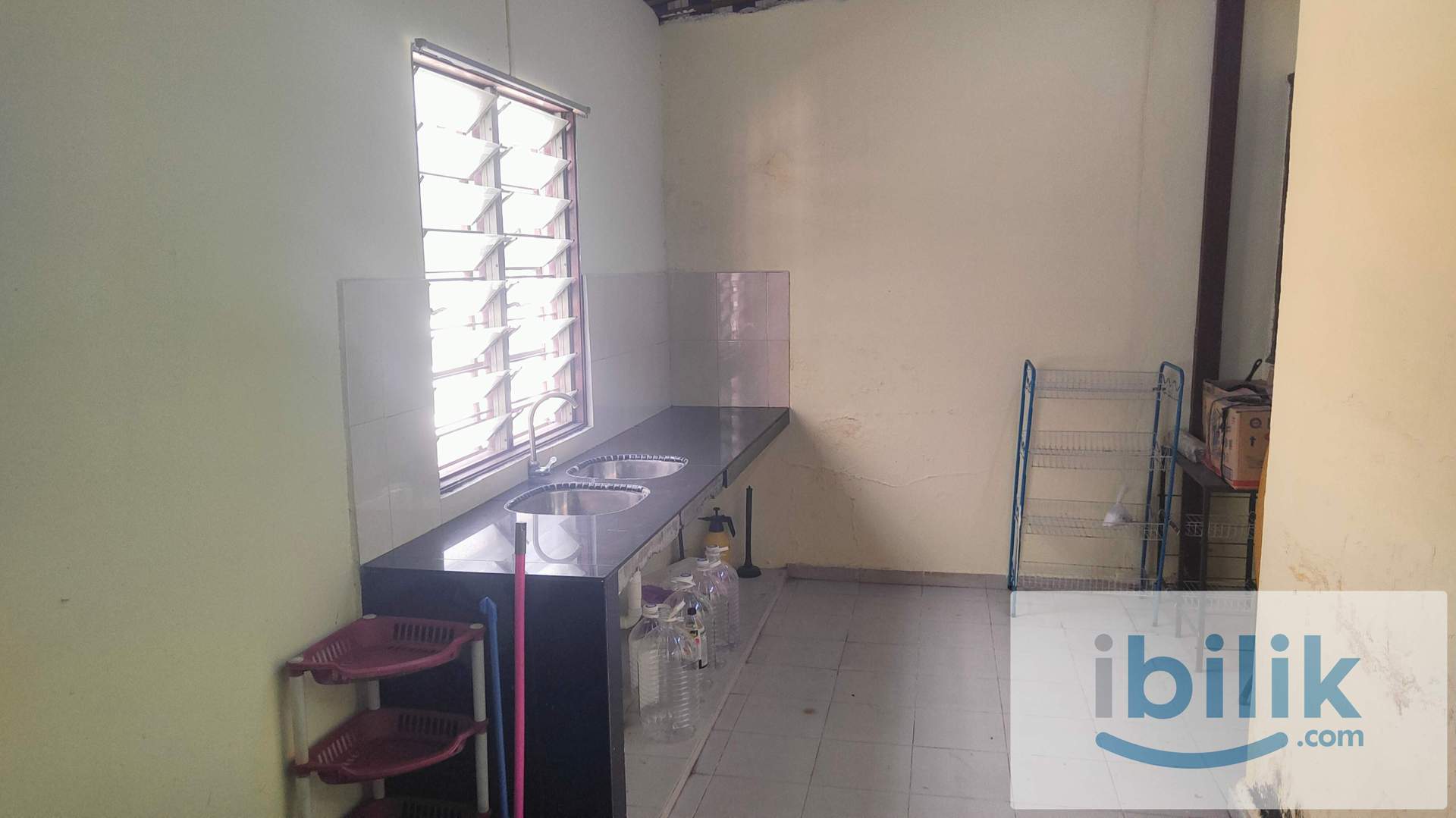 Bilik Medium Teres dengan Balcony  di Kampung Pandan KL - Image 6