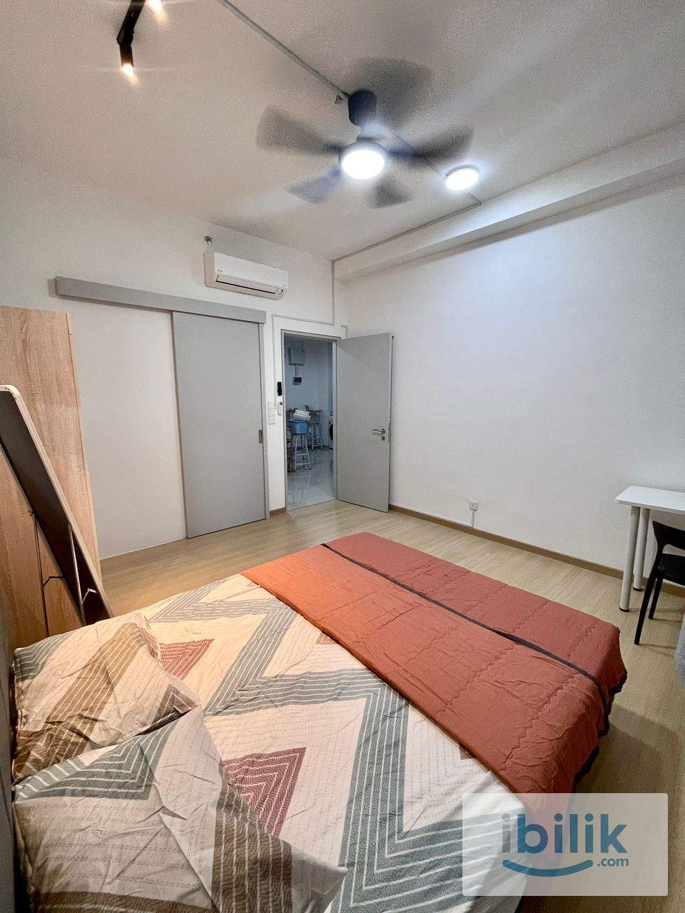 i-City @ Master Queen Bedroom for Rent at BeCentral 2 @1 min walking to i-City Mall @ Private Bathroom @ MALE UNIT - Image 4
