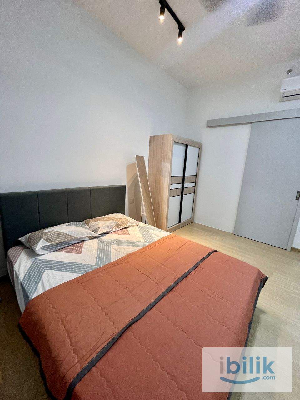 i-City @ Master Queen Bedroom for Rent at BeCentral 2 @1 min walking to i-City Mall @ Private Bathroom @ MALE UNIT - Image 7