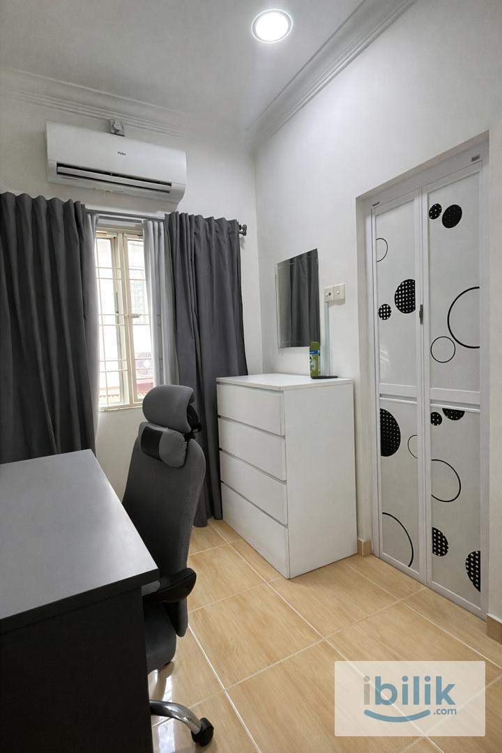 Spacious middle room at USJ in a FEMALE only house - Image 1