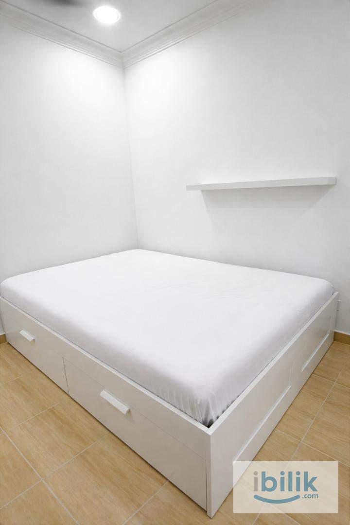 Spacious middle room at USJ in a FEMALE only house - Image 4