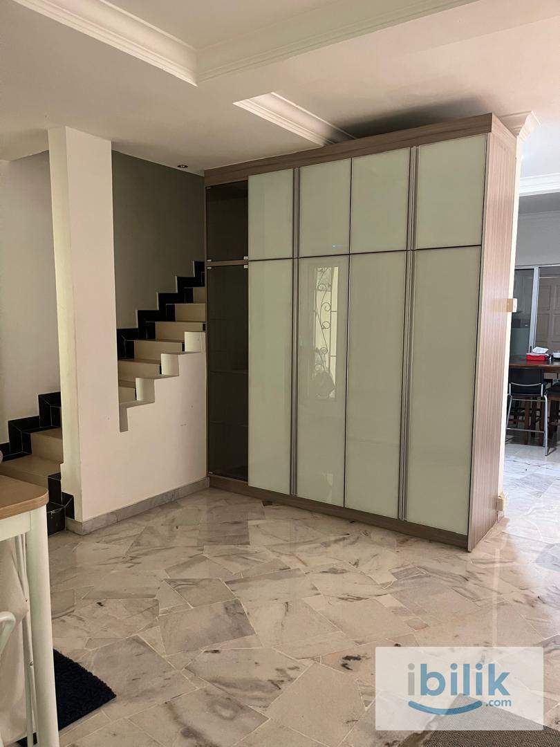 Spacious middle room at USJ in a FEMALE only house - Image 6