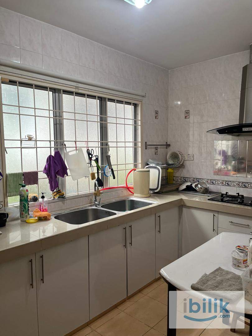 Spacious middle room at USJ in a FEMALE only house - Image 7