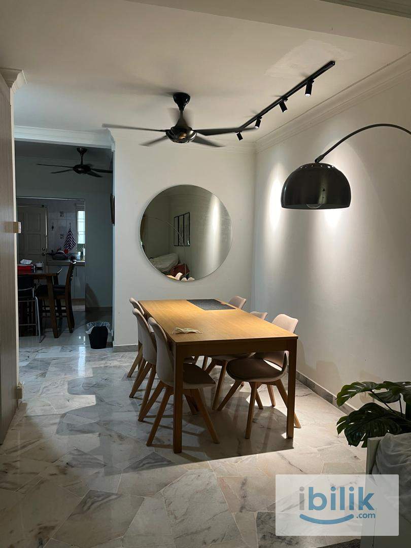 Spacious middle room at USJ in a FEMALE only house - Image 8