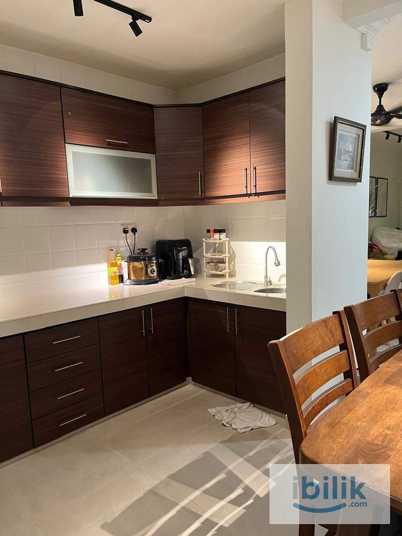 Spacious middle room at USJ in a FEMALE only house - Image 9