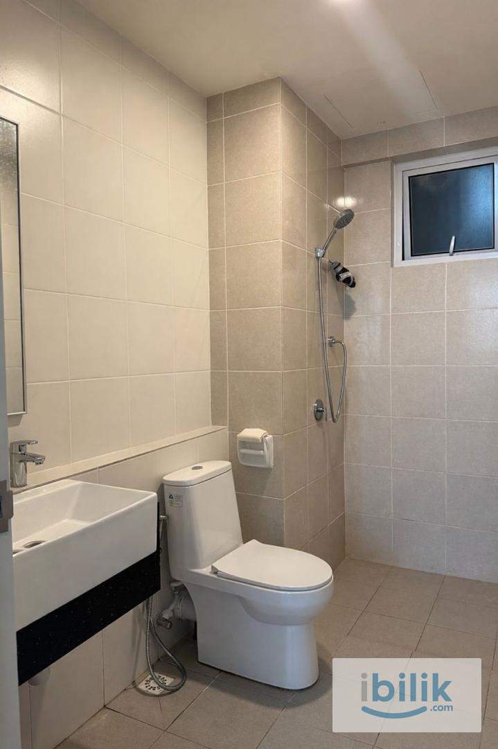 Master Bedroom (Airport View) - Image 2