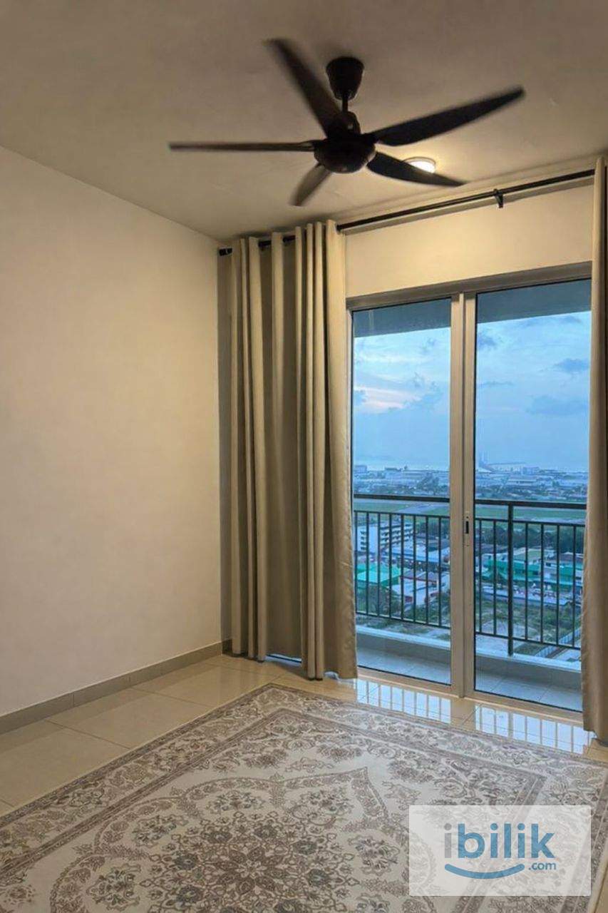 Middle Room (Airport View) - Image 7