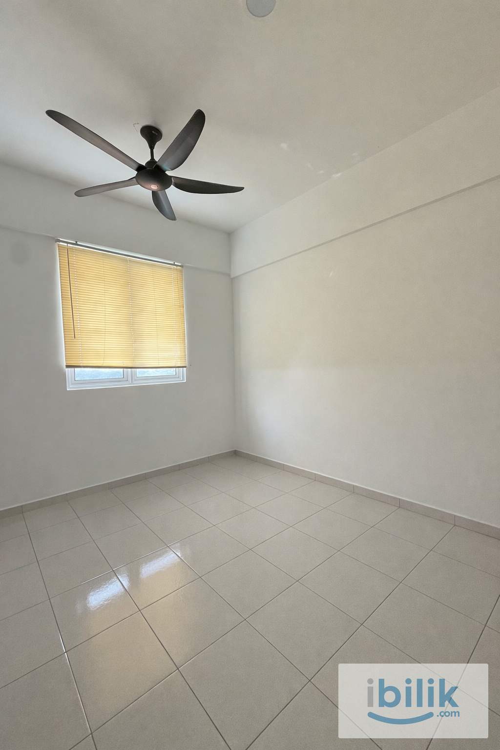 Middle Room (Airport View) - Image 1