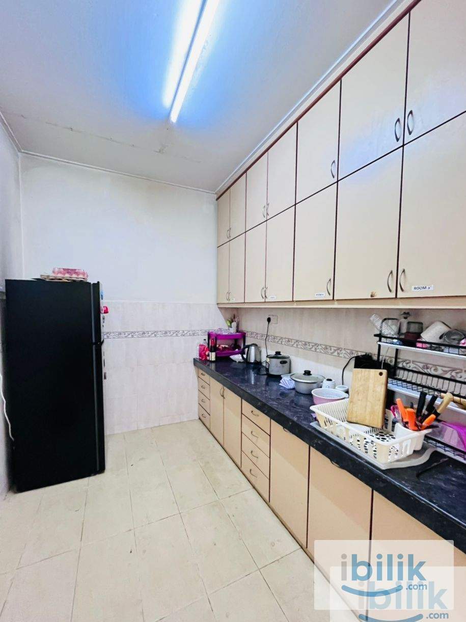 MIDDLE ROOM - 1 MINUTE to LRT TAMAN PARAMOUNT - Image 3