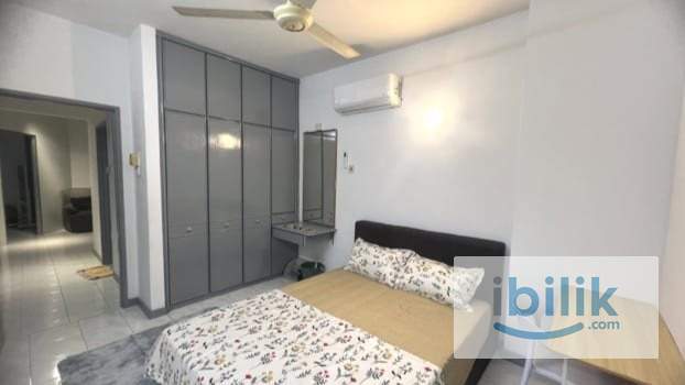 MIDDLE ROOM - Image 1