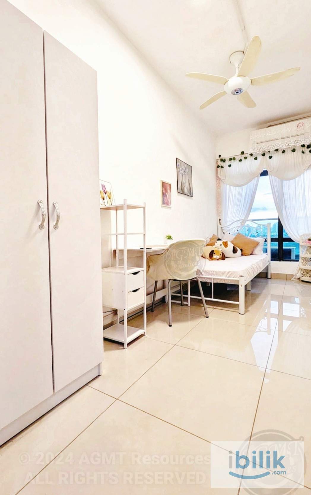 Private Sunlit Room near Taylor's | Full Window | Female only - Image 2