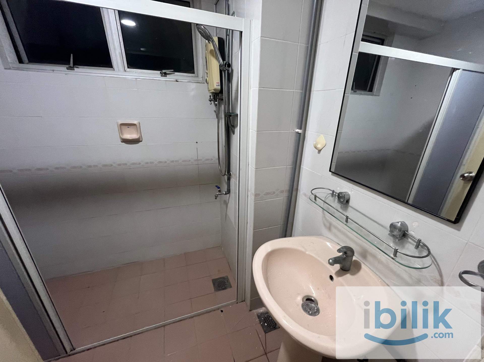 🏠Queen Bedroom Pantai Panorama🏠-Free WiFi 🌐🚄Walking to LRT🚄 - Image 3