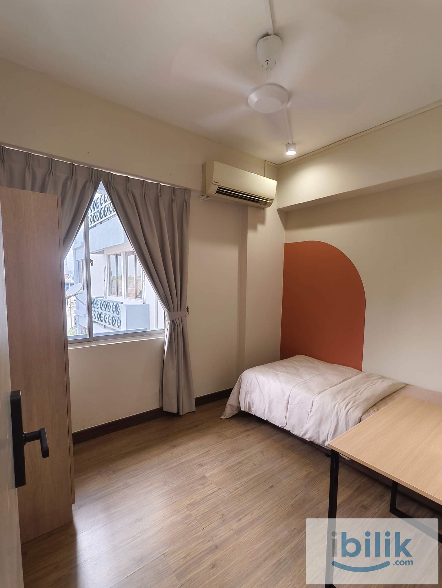 🏠Queen Bedroom at Kelana D'Putera🏠-Free WiFi 🌐ID Design Room - Image 1