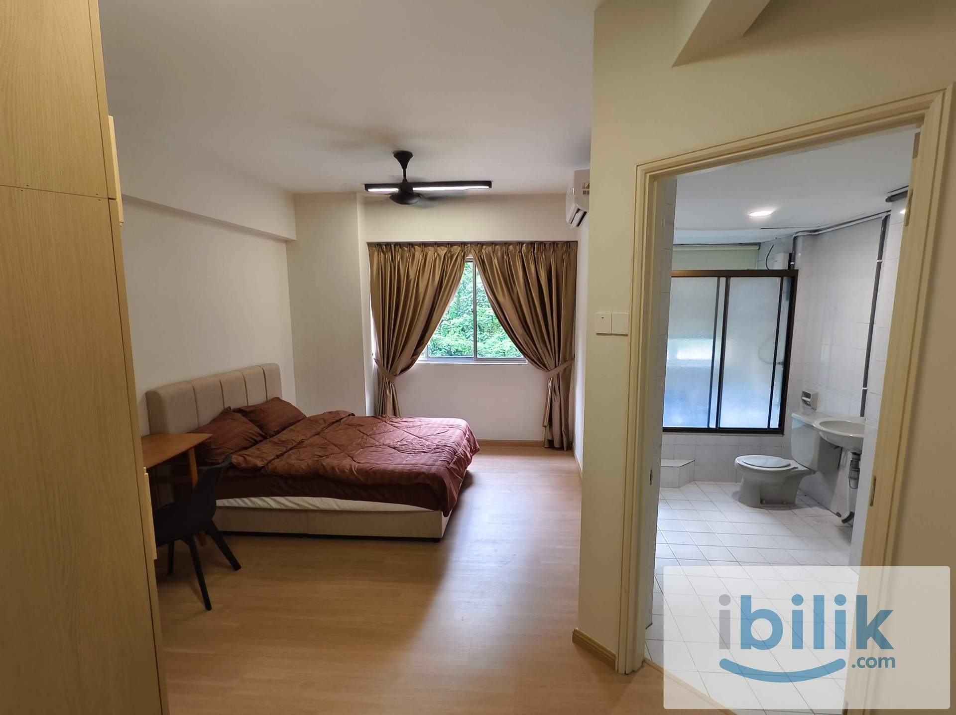 🏠Master Bedroom at Pantai Panorama-Bangsar South🏠-Free WiFi 🌐🚄Walking to LRT🚄 - Image 1