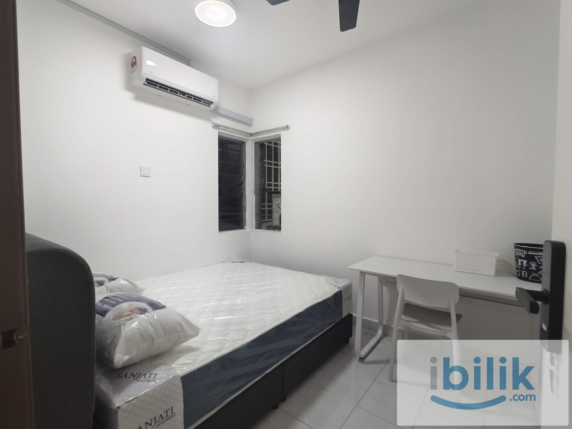 Queen Bedroom Full Furnish at Puncak Seri Kelana🚶‍♂️ Walk to LRT 🚆 | 📶 Free WiFi & 💧 Water & ⚡ Common Area Electric - Image 1