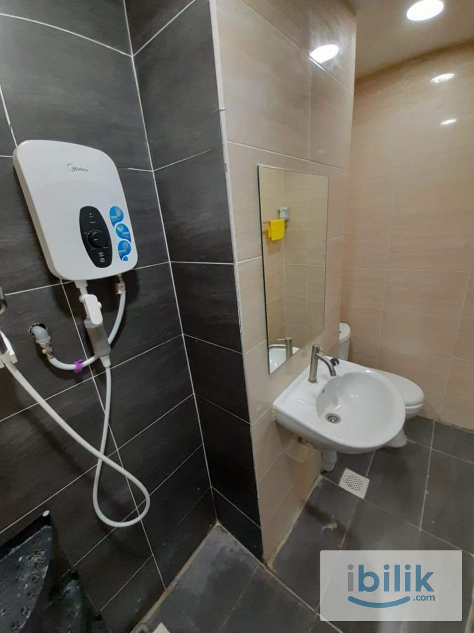 Free WIFI Single Room at Bandar Sunway - Image 2