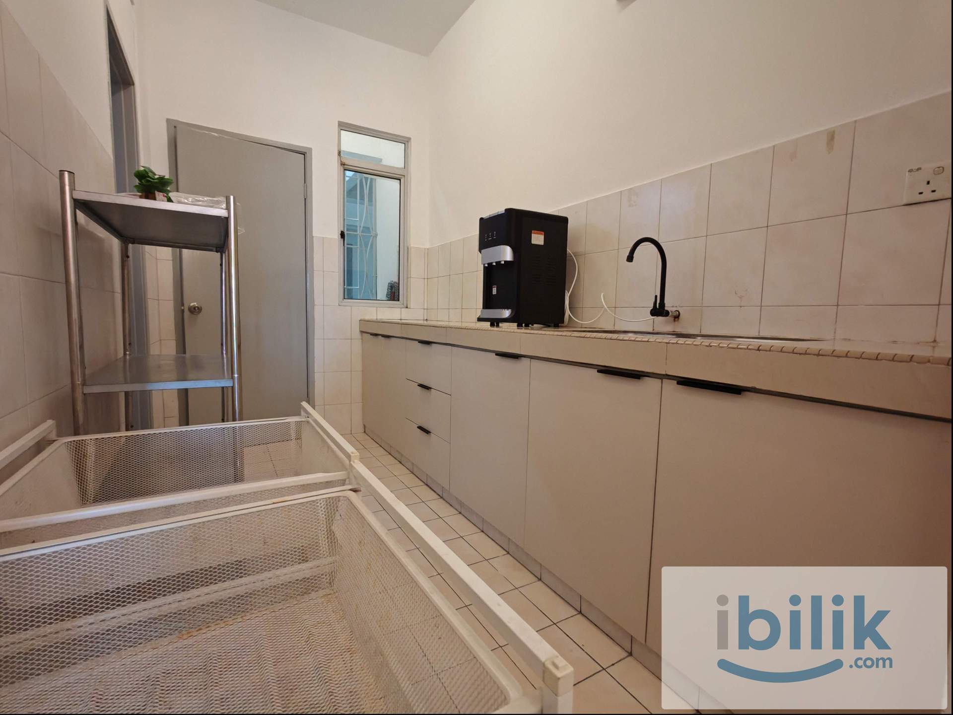 PJ master bedroom with private bathroom - Image 5