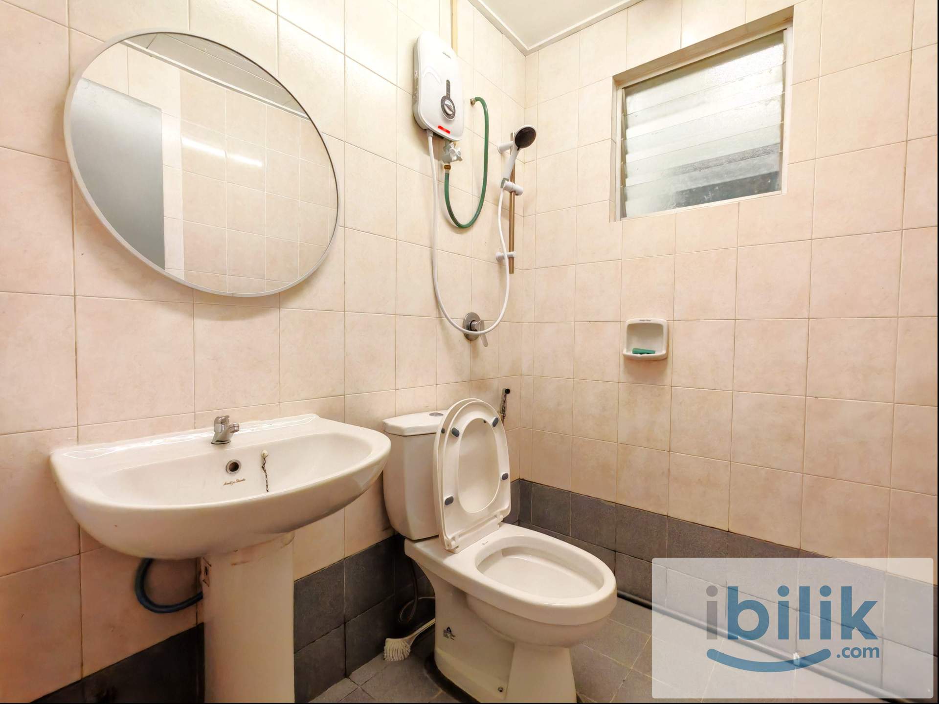 PJ Middle Room. Nearby LRT. Free WiFi electricity  - Image 2