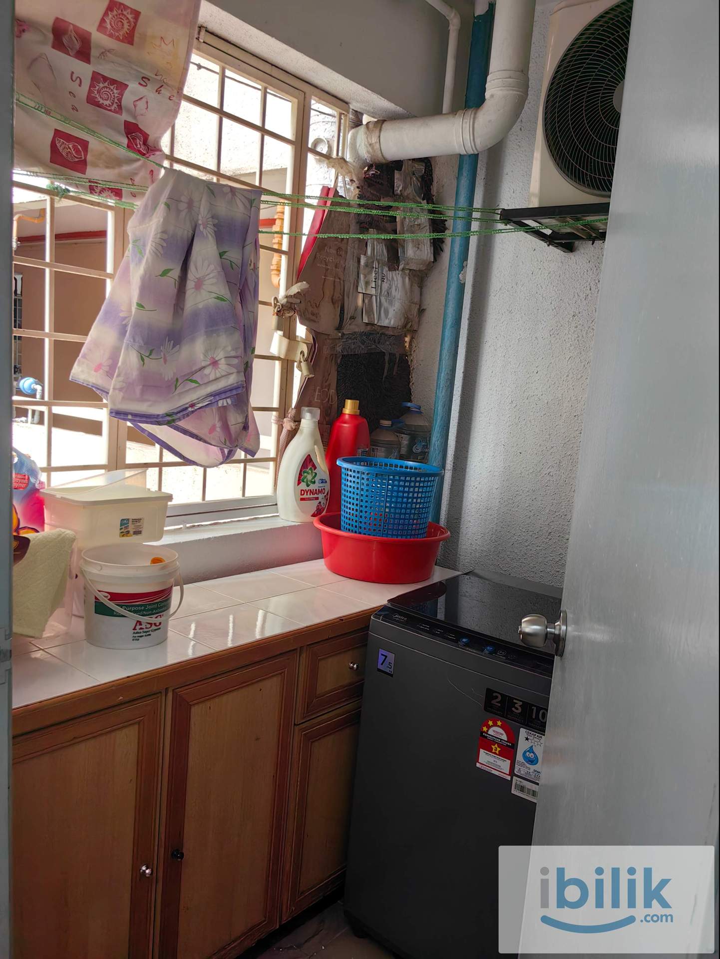 Middle Room nearby LRT & Monorail. Free WiFi electricity  - Image 3