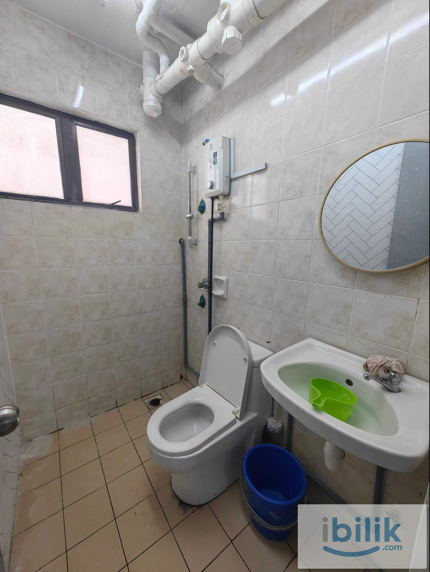 Middle Room nearby LRT & Monorail. Free WiFi electricity  - Image 6