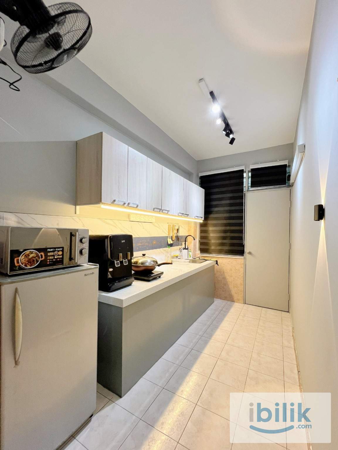 MIDDLE ROOM - Image 5