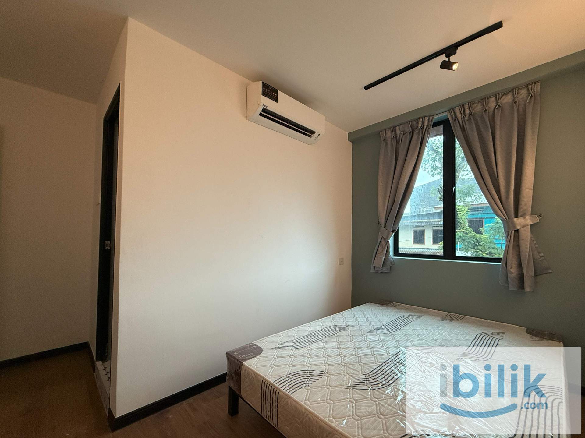 Room for rent with attach bathroon - Image 1