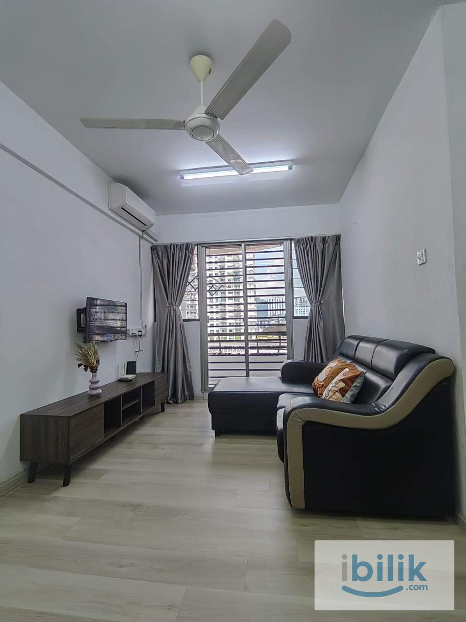 Female Middle Room, Shared Bathroom, Smart TV, Nearest To Bayan Baru, GBS, One Pricint & Pantai Hospital  - Image 9