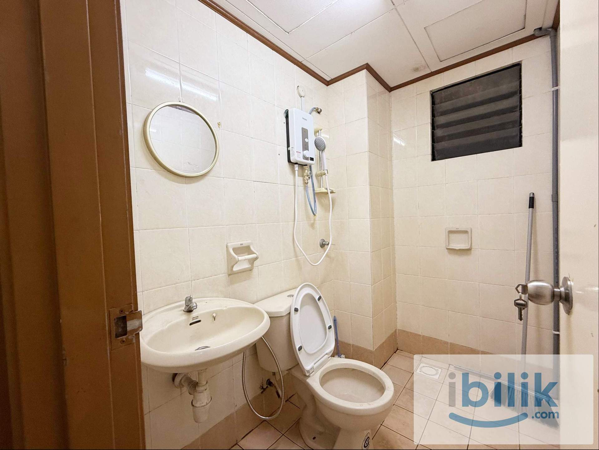 Female Cozy Middle Room | WiFi Included | Near LRT Salak Selatan - Image 3