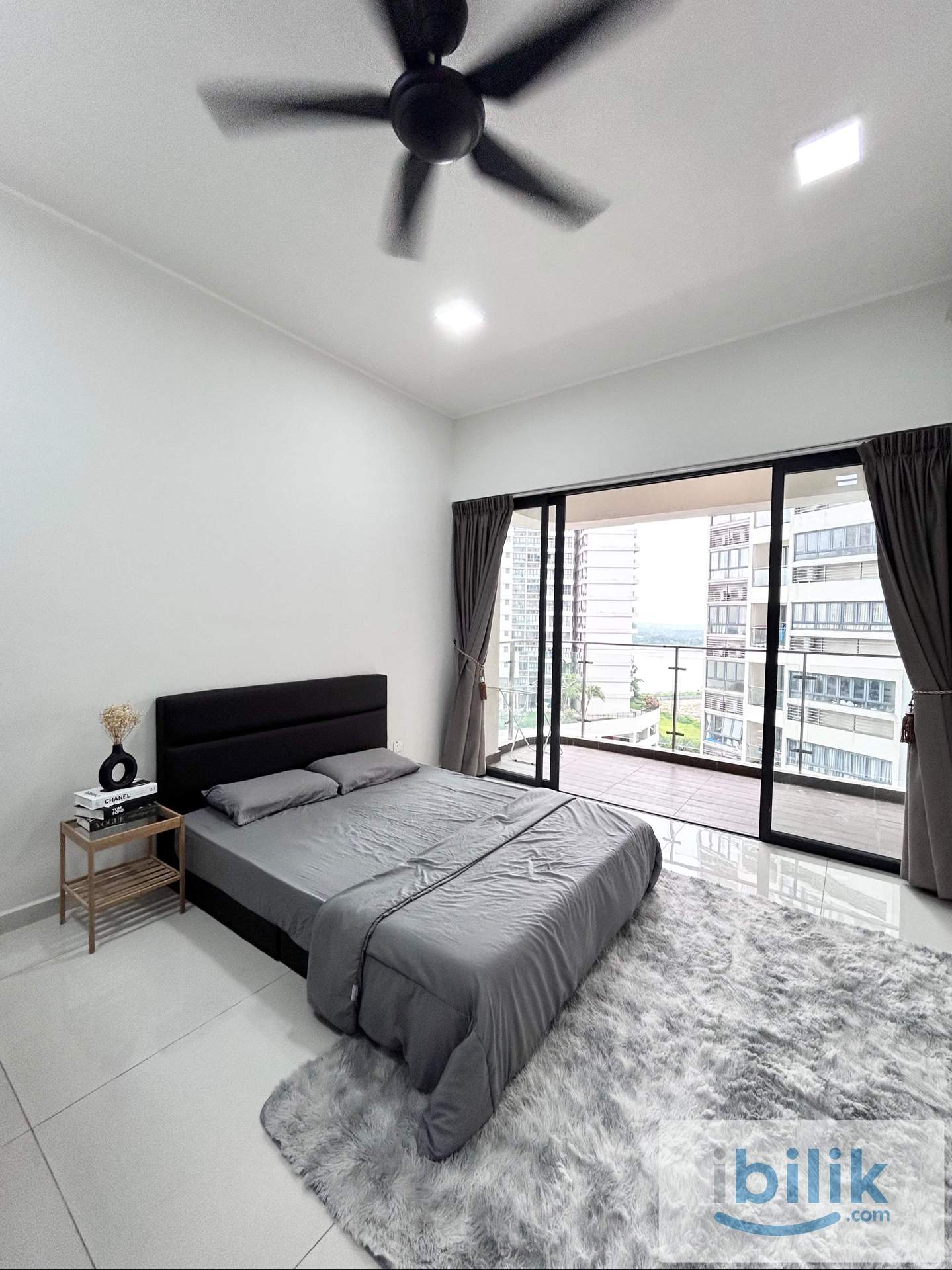 [Female Room] Balcony Room for rent at Country Garden, Danga Bay - Image 1