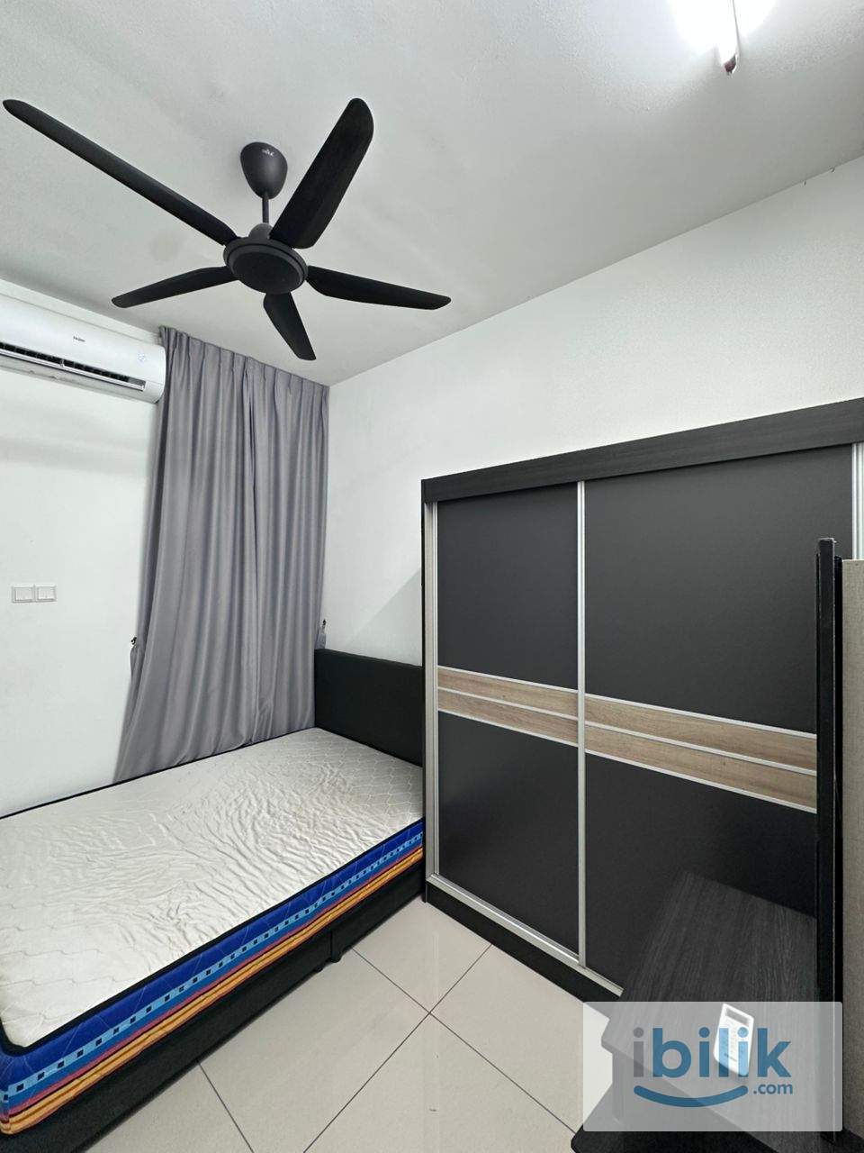 Middle Room with private bathroom at Razak City Residence - Image 2
