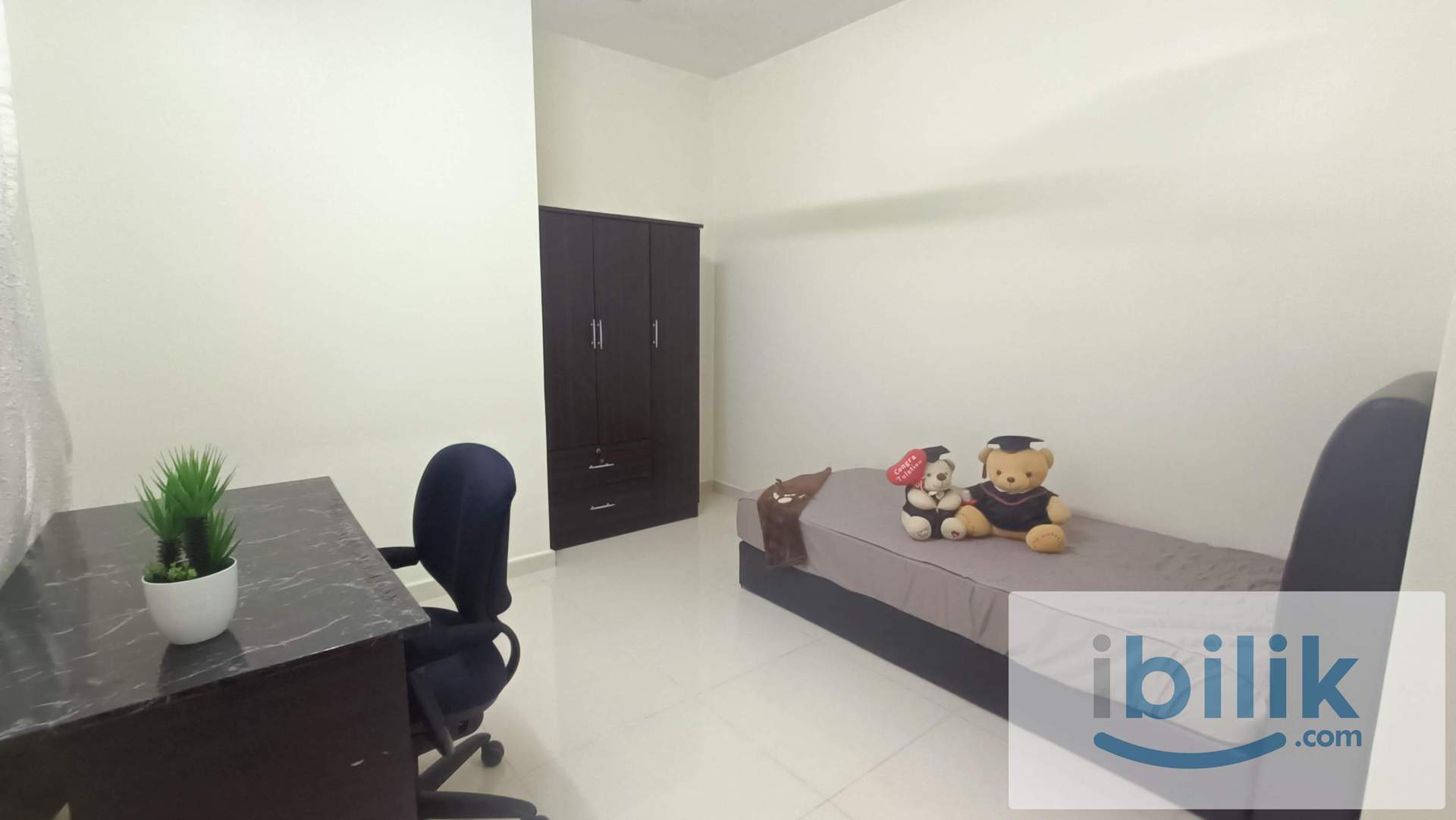 Middle Room at Damansara Heights, Kuala Lumpur - Image 1