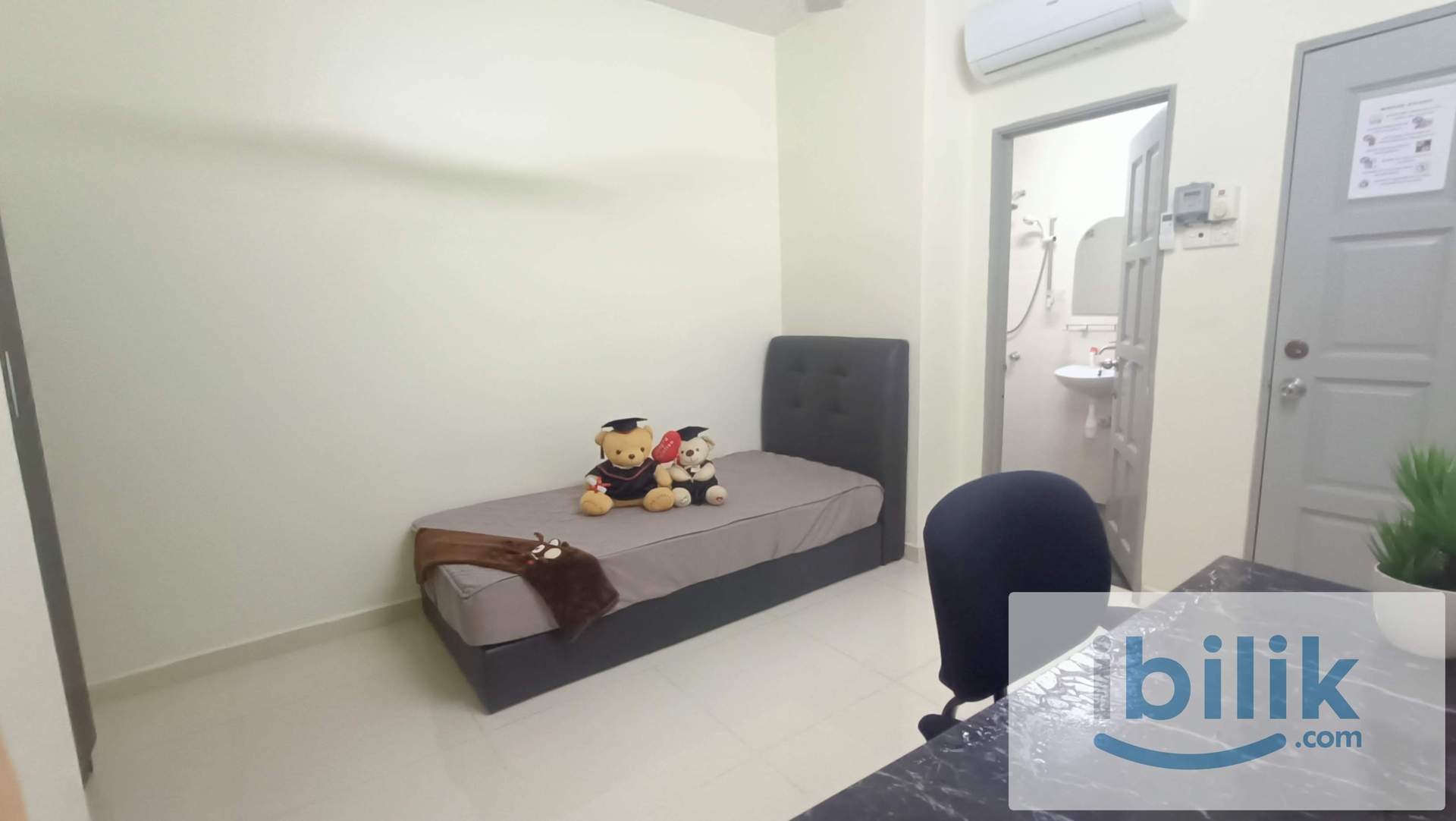 Middle Room at Damansara Heights, Kuala Lumpur - Image 2