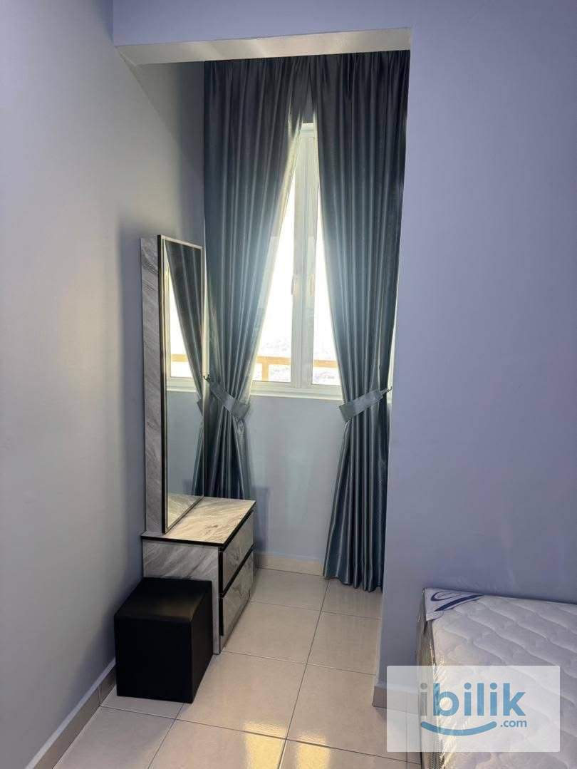 Middle Room At Mahsuri Square - Image 6