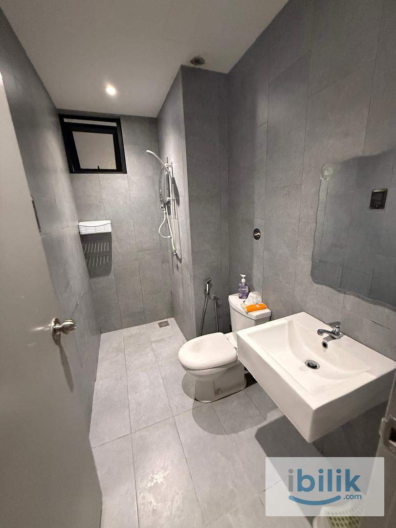 Cozy Middle Room @ M Vertica near MRT Maluri - Image 2