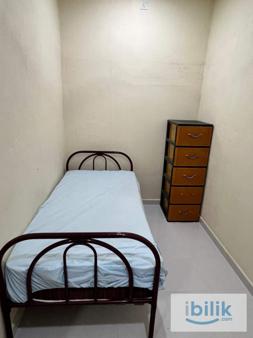 Middle Room - Image 10