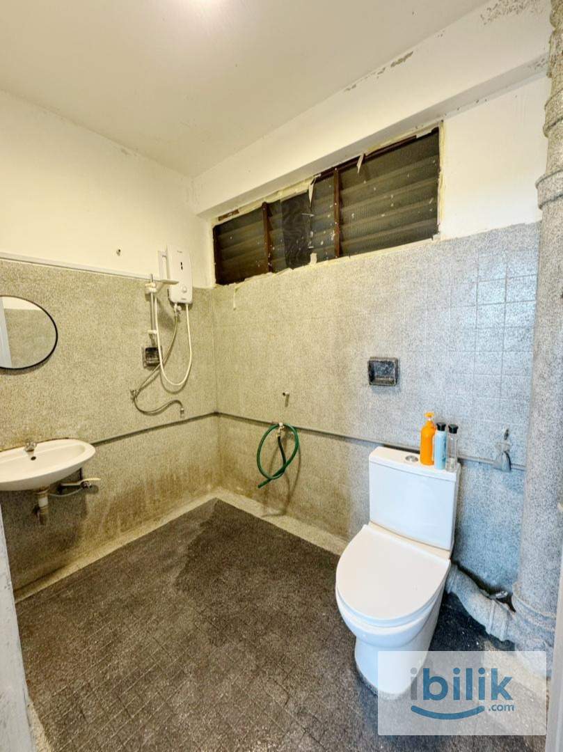 Master bedroom with Private Bathroom - Image 3