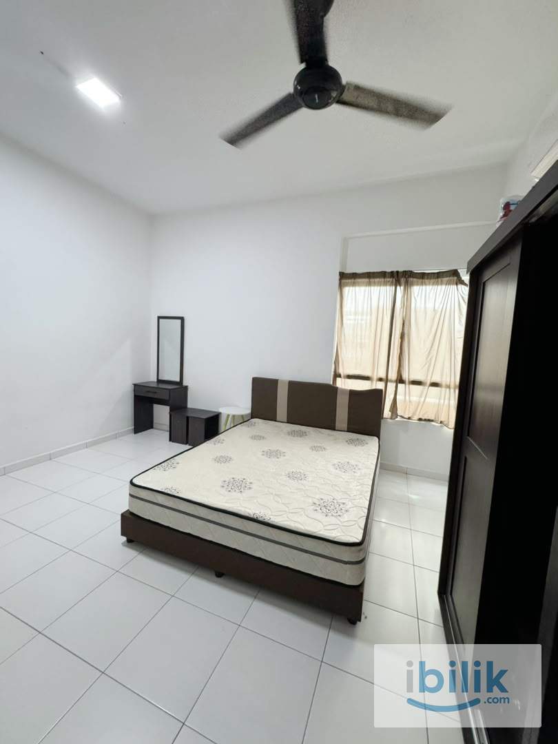 Cozy Middle Bedroom in 1-Sky Condominium Bayan Baru  - Image 2