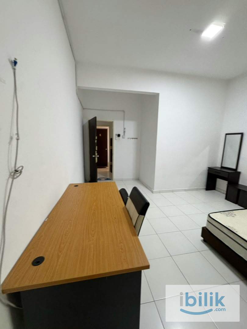 Cozy Middle Bedroom in 1-Sky Condominium Bayan Baru  - Image 4