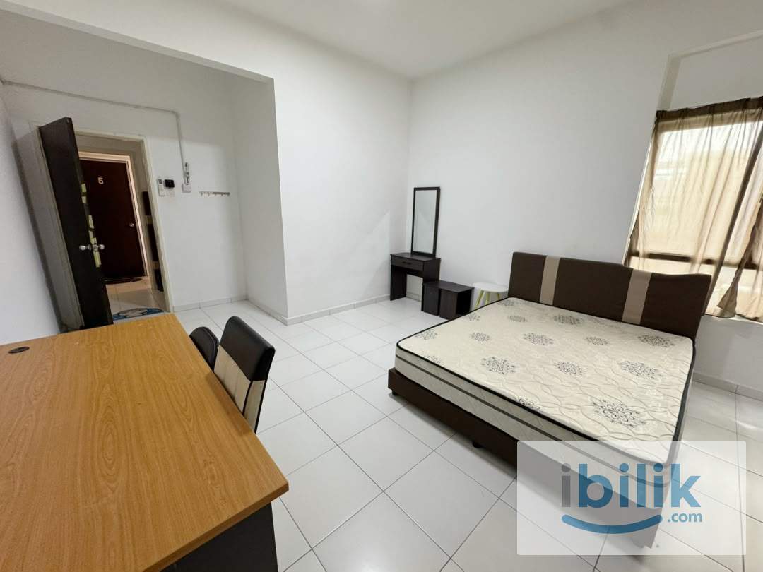 Cozy Middle Bedroom in 1-Sky Condominium Bayan Baru  - Image 1