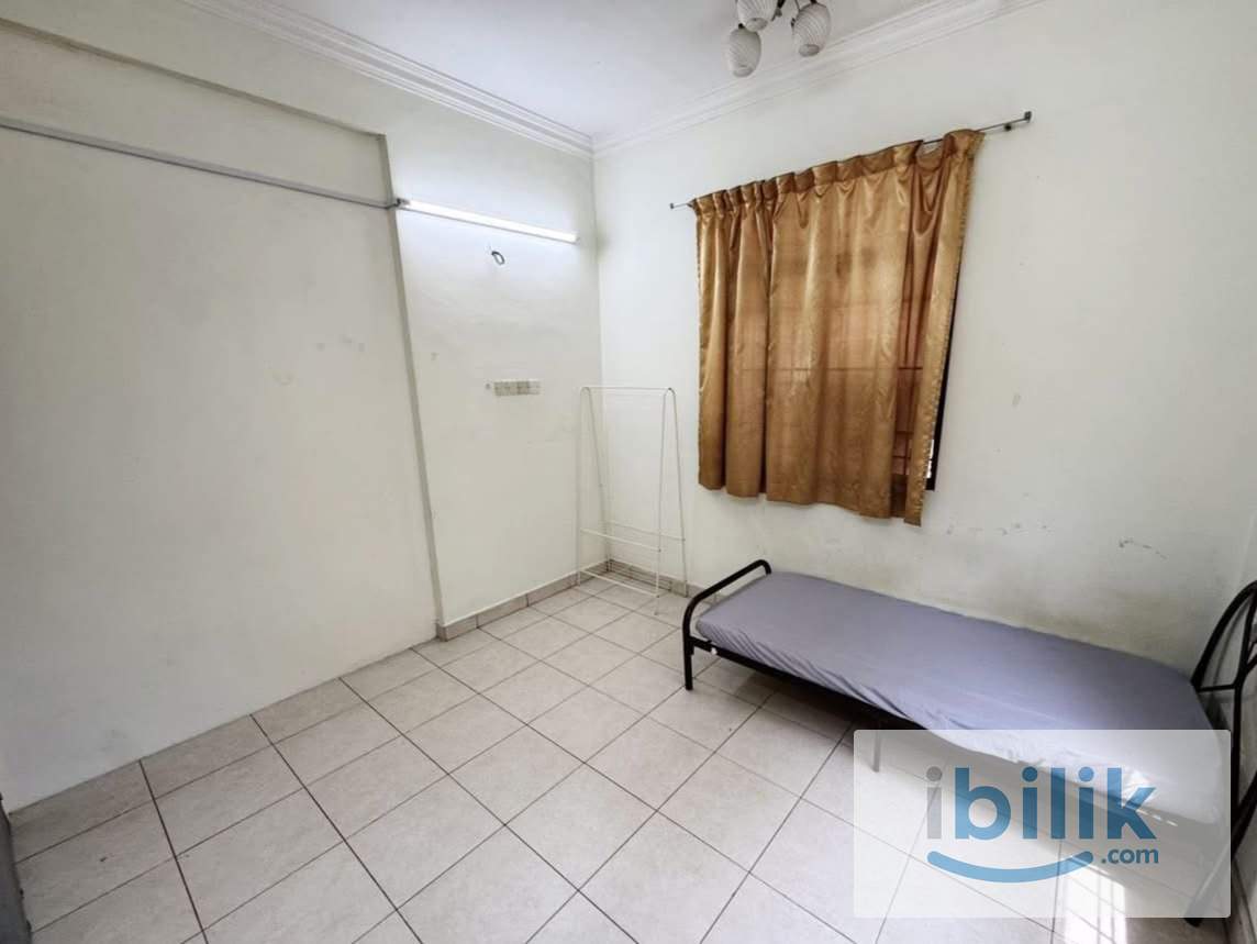 Sungai Buloh Middle Bedroom For Rent - Image 1