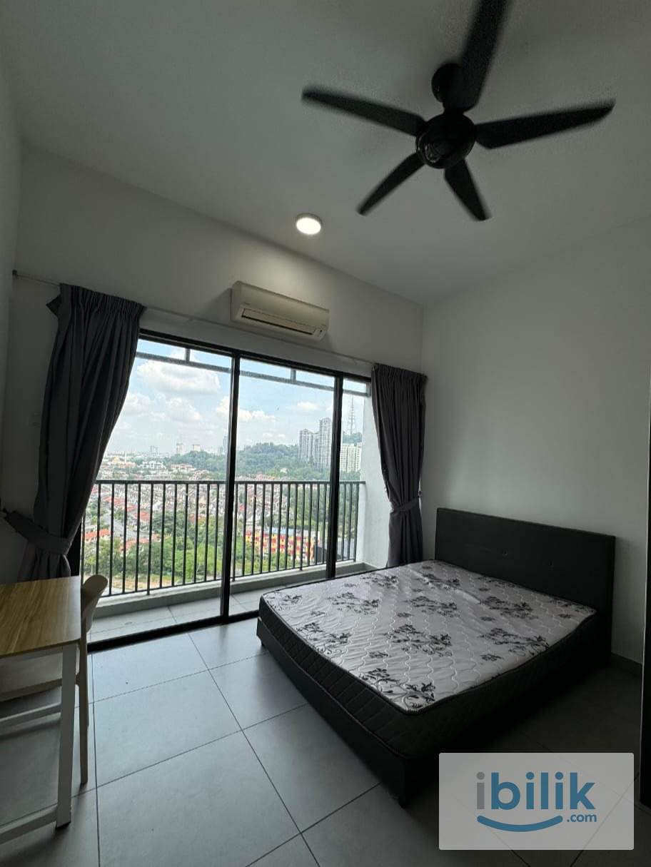 🌿 Spacious Balcony Room @ D Sands OKR | WiFi Included | Move-In Ready - Image 2