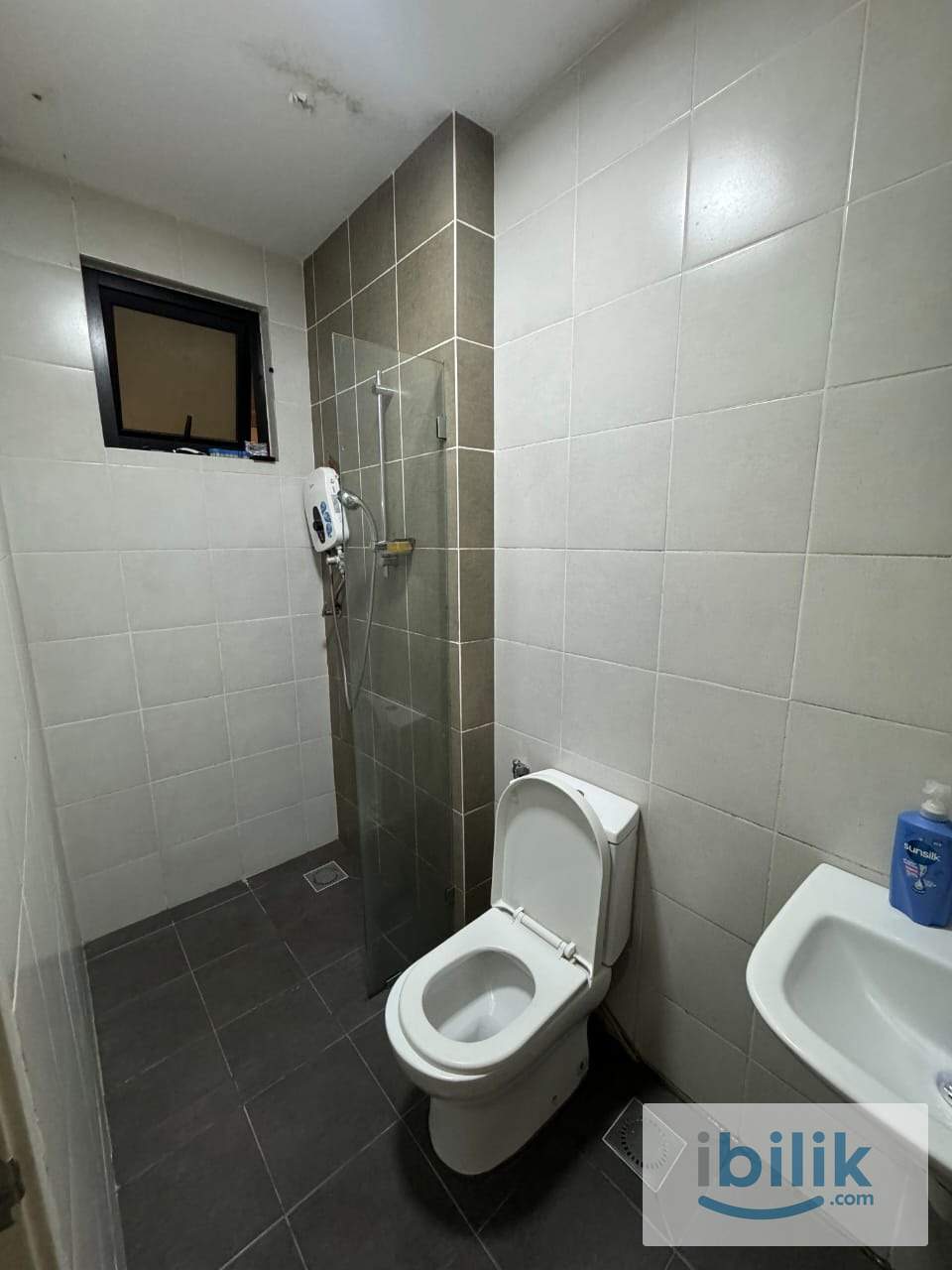 🌿 Spacious Balcony Room @ D Sands OKR | WiFi Included | Move-In Ready - Image 5